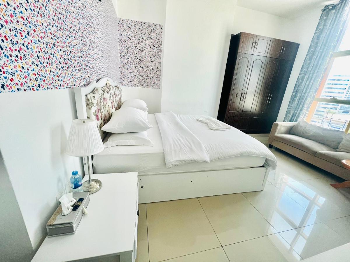 Private Room In 2Br Apartment Dubai Eksteriør billede