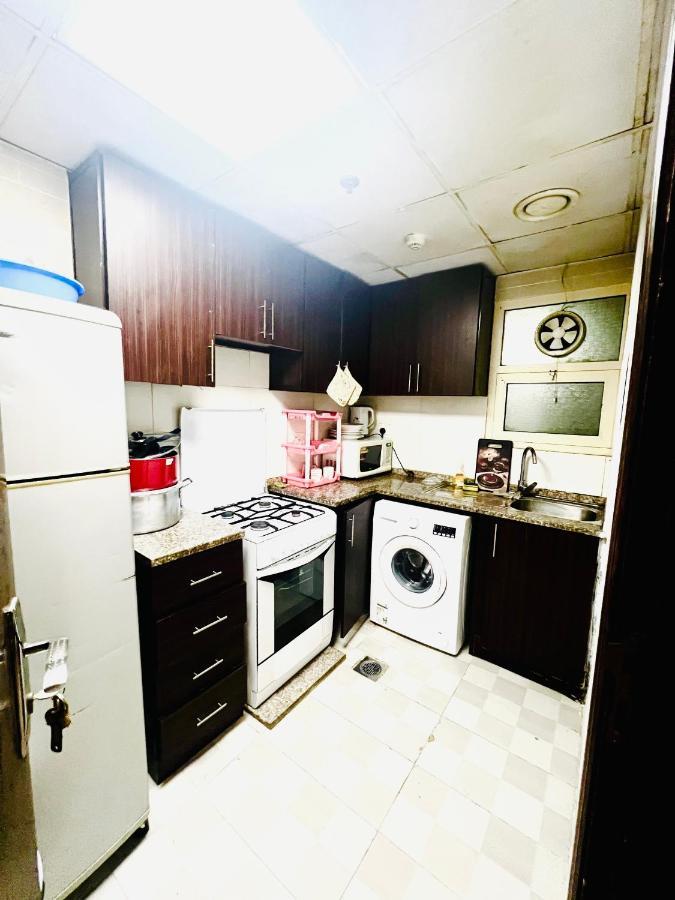 Private Room In 2Br Apartment Dubai Eksteriør billede
