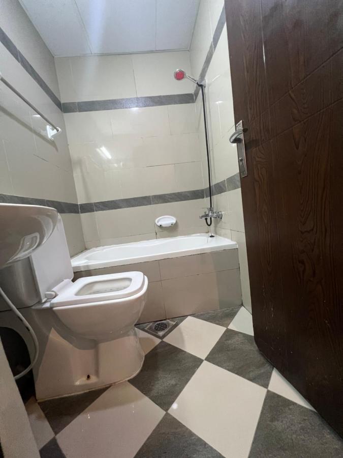 Private Room In 2Br Apartment Dubai Eksteriør billede
