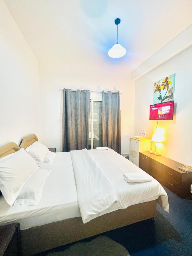 Private Room In 2Br Apartment Dubai Eksteriør billede